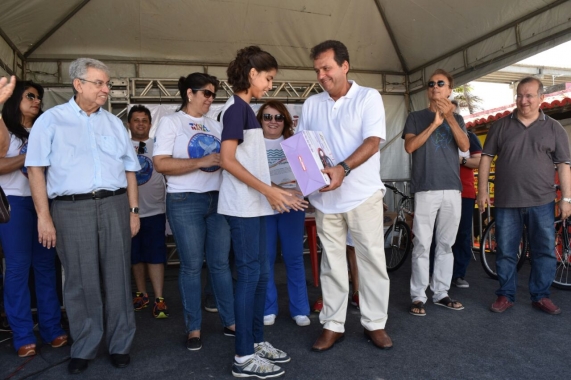 Prefeito entrega prêmios aos vencedores do Festival da Ginga e do Concurso Colorir Natal 
