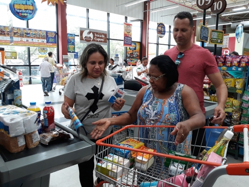  Usuários da Residência Terapêutica Leste realizam atividade em supermercado