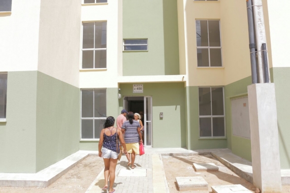Emoção marca vistoria das famílias nos apartamentos do Village de Prata