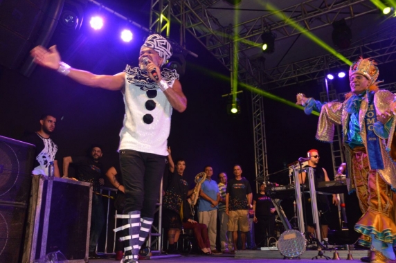 Multidão prestigia abertura do Carnaval Multicultural com show de Carlinhos Brown