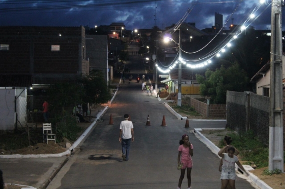Carlos Eduardo entrega ruas drenadas e pavimentadas na zona norte