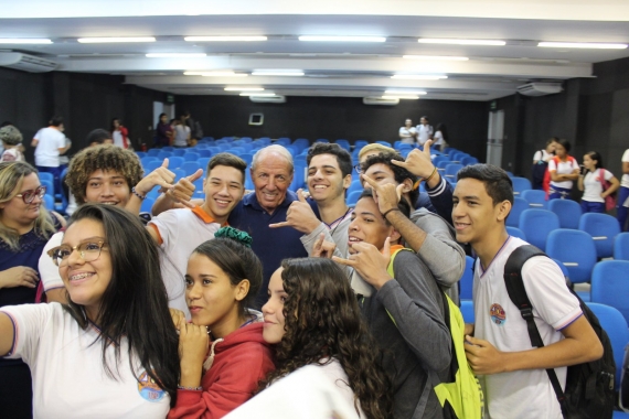 Alunos da Rede Municipal participam de palestra com engenheiro da NASA