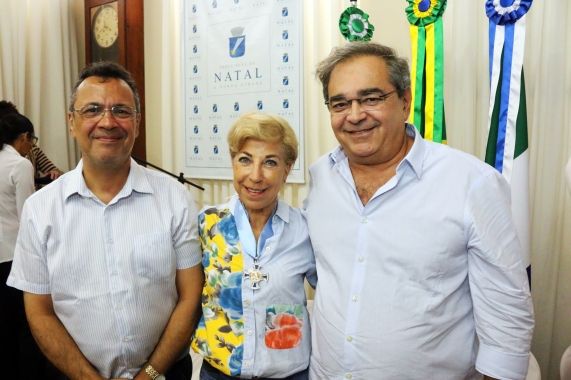Nicole Miescher recebe medalha da Ordem do Mérito Felipe Camarão do prefeito Álvaro Dias