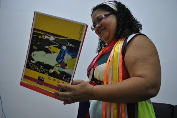 Professora da Rede Municipal vai contar histórias e lançar livro em turnê pela Europa