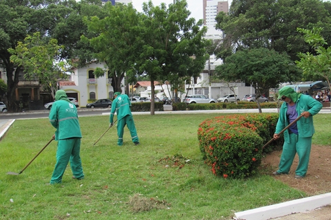 Semsur realiza limpeza e manutenção em praças da cidade