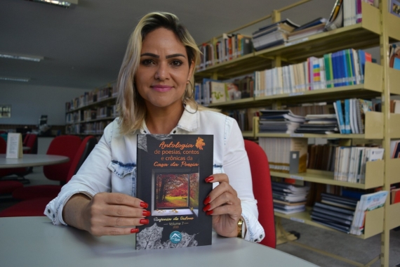 Poema de professora da Rede Municipal é publicado em livro de poesia