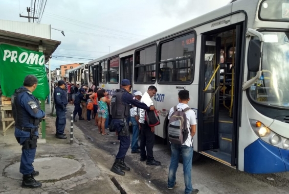 Guarda Municipal realiza abordagens a ônibus no bairro de Felipe Camarão
