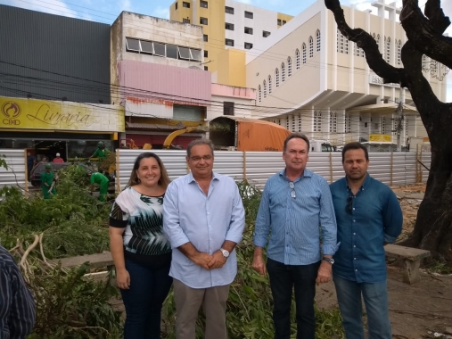 Prefeito Álvaro Dias visita obra de recuperação da Praça Gentil Ferreira