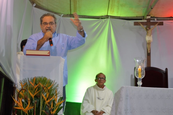 Prefeito Álvaro Dias prestigia encerramento da festa de São Tiago Menor, no bairro Santarém