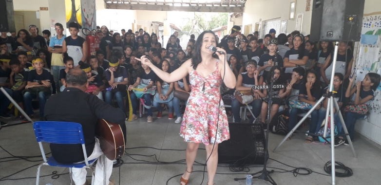 “Nosso Som nas Escolas” leva Nara Costa à Escola Irmã Arcângela
