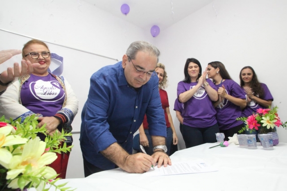 Prefeito Álvaro Dias assina Lei que inclui o Agosto Lilás no Calendário de Eventos de Natal