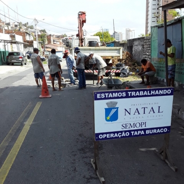 Alecrim e Vale Dourado recebem aplicação de asfalto nesta sexta