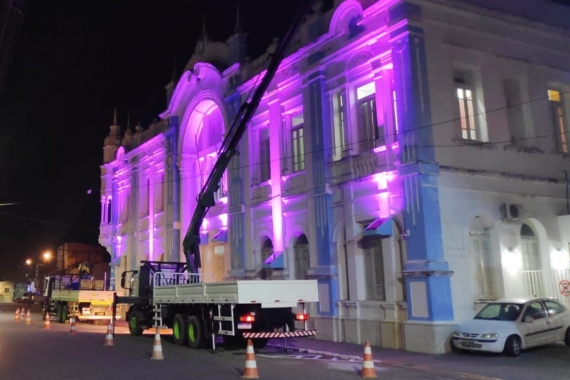 Prefeitura inicia instalação da decoração natalina