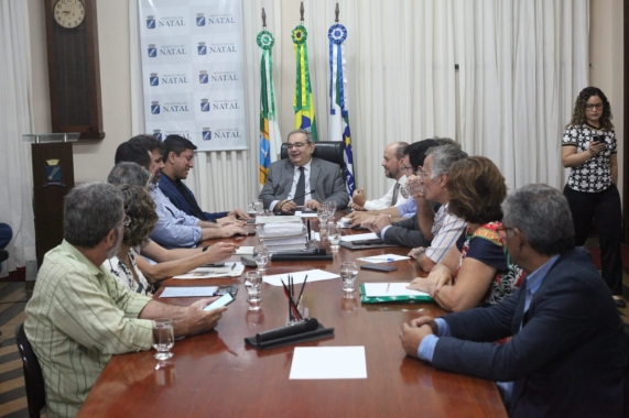 Prefeito discute licenciamento do enrocamento de Ponta Negra com diretor-geral do Idema 