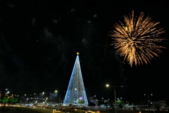 Arvore do Mirassol é acesa com novo projeto "Natal de Som & Luz"