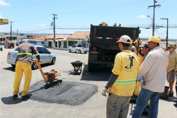 Praia de Búzios recebe aplicação de asfalto nesta quarta