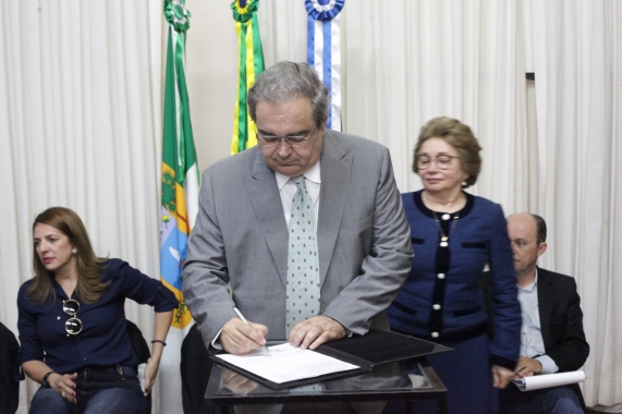 Prefeito assina ordens de serviço para investir R$ 6 milhões no recapeamento de corredores de ônibus 