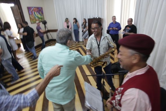 Prefeito Álvaro Dias recebe cumprimentos de Natal e fim de ano 
