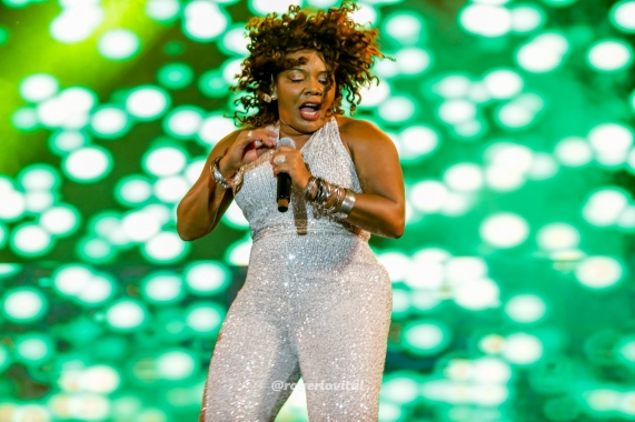 Natal em Natal: Margareth Menezes emociona natalenses cantando parabéns e música de Natal