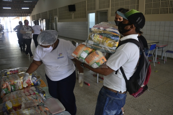 Prefeitura do Natal já distribuiu cestas básicas em 100 unidades de ensino 