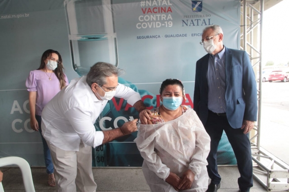 Técnica de Enfermagem da UPA Pajuçara é a primeira vacinada contra Covid-19 em Natal