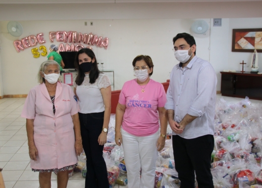 Semtas e Busão solidário entregam cestas básicas para a Rede Feminina Estadual de Combate ao Câncer