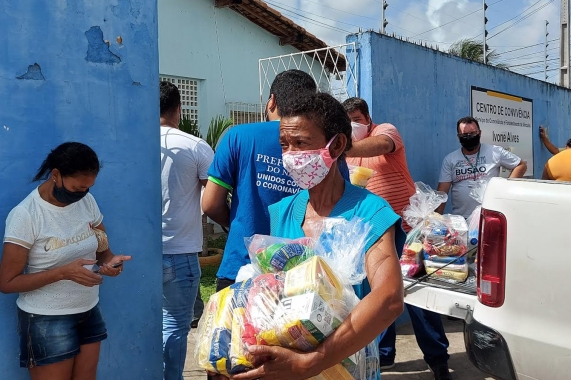 Semtas e Busão Solidário realizam entrega de cestas básicas
