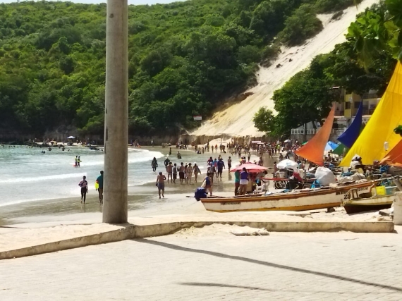 Feriado: População desrespeita decretos e aglomera nas praias, 14 comerciantes foram intimados