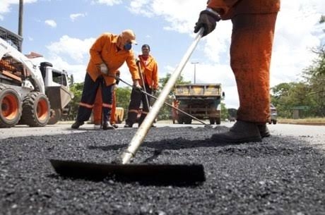 Dix-Sept Rosado e Tirol recebem aplicação de asfalto nesta terça-feira