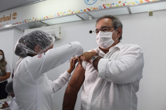 Prefeito recebe primeira dose da vacina contra a Covid-19