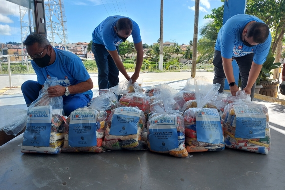 Campanha da Vacina Solidária alcança 400 pessoas na quarta entrega das cestas básicas 