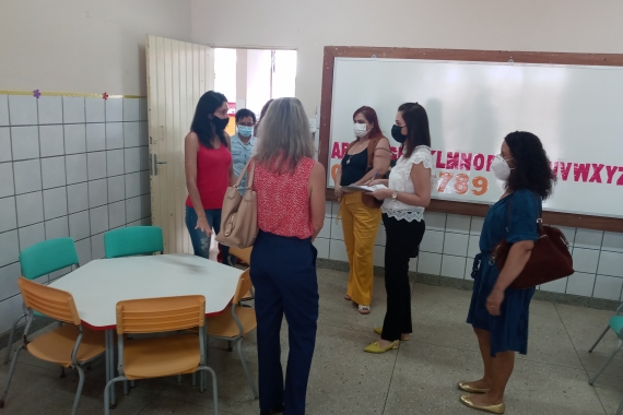 Alunos do Programa Se Liga e Acelera Brasil recebem atividades de alfabetização impressas