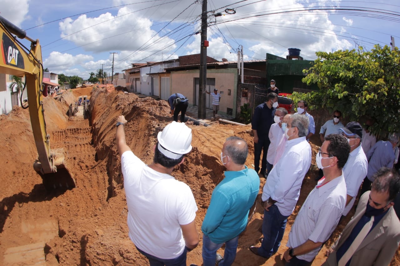 Prefeito Álvaro Dias e ministro Rogério Marinho vistoriam obras de drenagem no bairro Planalto