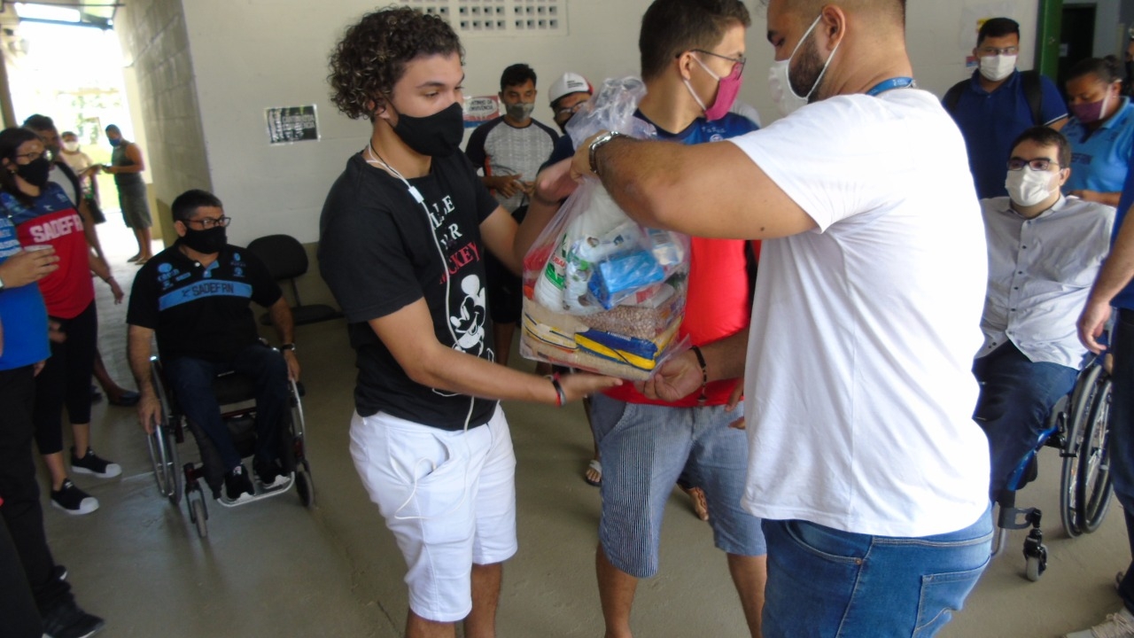 Semtas e Busão solidário realizam entrega de cestas básicas em instituições filantrópicas
