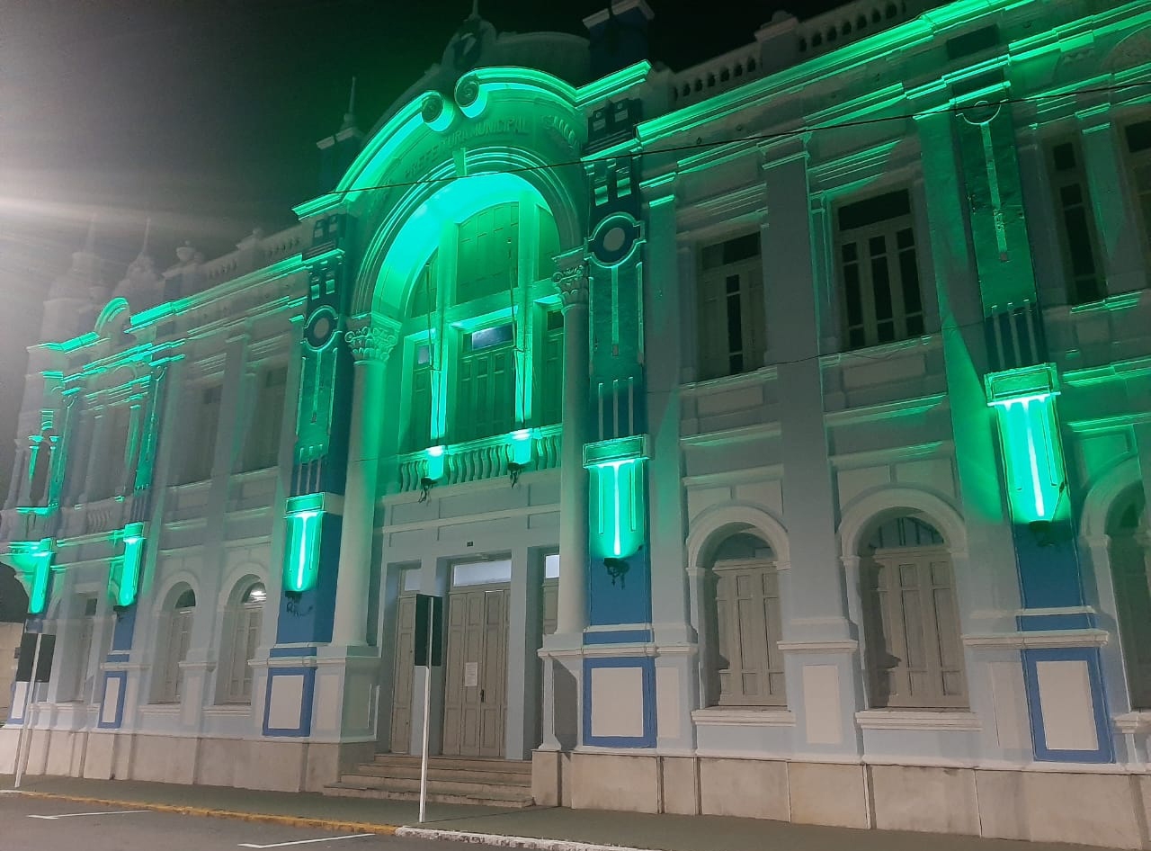 Prefeitura tem iluminação especial em alusão ao combate ao Glaucoma