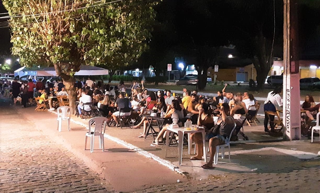 Oito bares são autuados no feriadão por funcionar além do horário permitido e por aglomeração