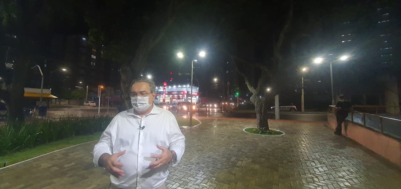 Com presença de moradores e comerciantes, prefeito Álvaro Dias entrega Praça das Flores recuperada
