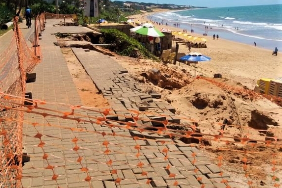 Defesa Civil Municipal monitora trecho do calçadão de Ponta Negra atingido por erosão