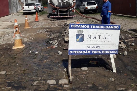 Operação tapa buracos atende bairros de Lagoa Nova e Lagoa Seca 