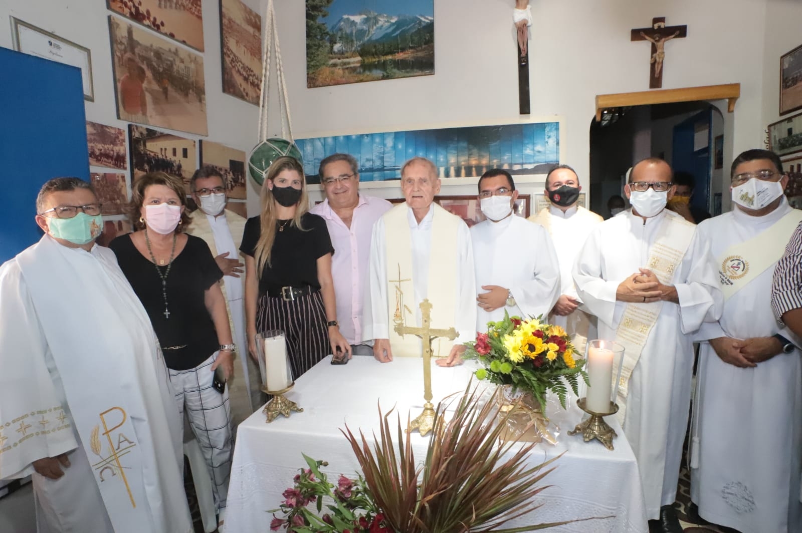 Álvaro Dias participa de missa em celebração aos 66 anos de sacerdócio de Padre Thiago