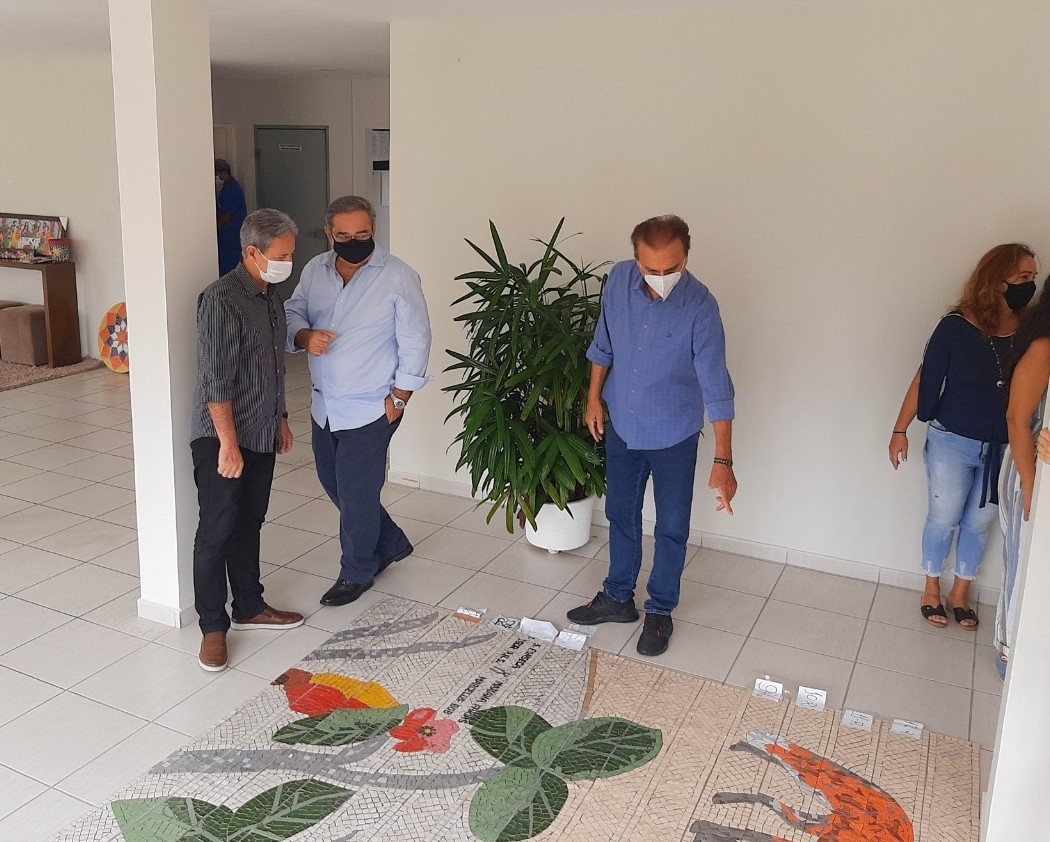 Prefeito Álvaro Dias visita ateliê que produz mosaico para escadaria de Mãe Luiza