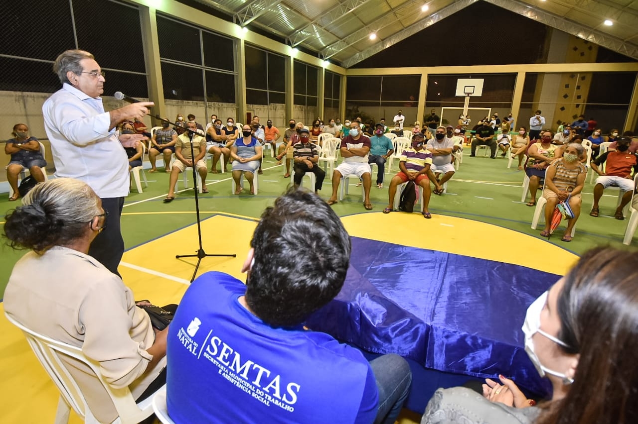 Álvaro Dias entrega títulos de regularização fundiária na Zona Norte