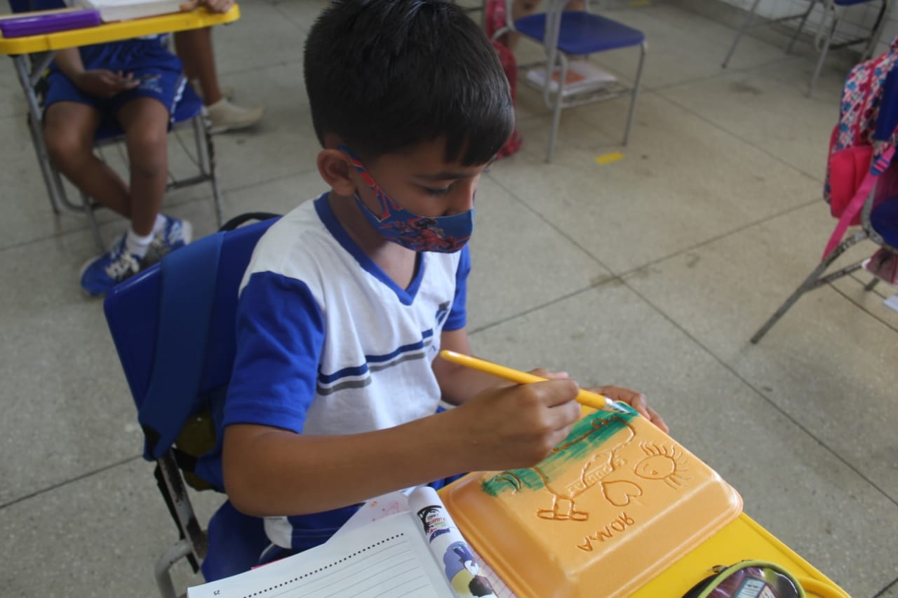 Alunos da Escola M. Nossa S. da Apresentação aprendem técnica da isogravura