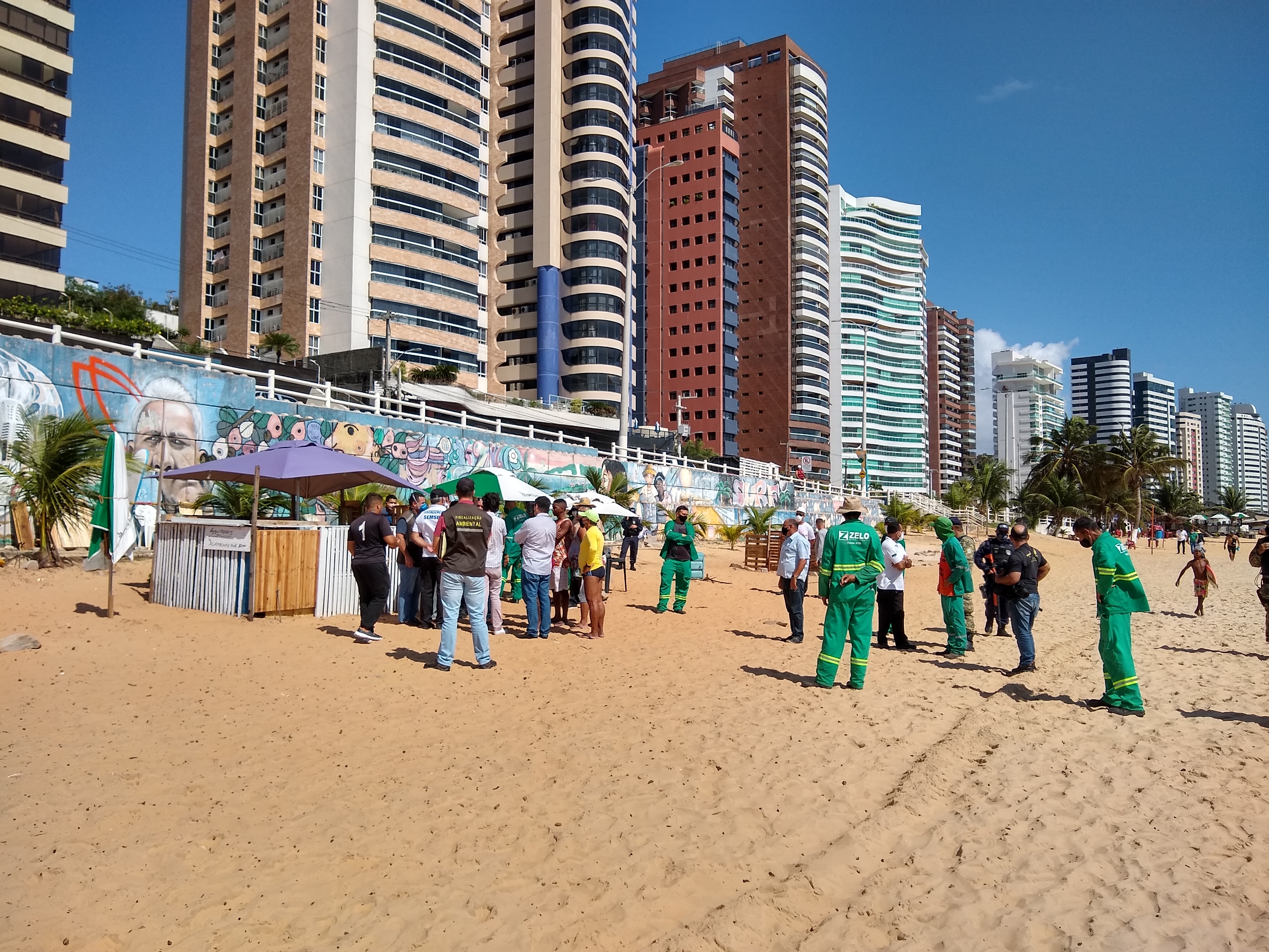 Barracas irregulares são retiradas da praia de Miami nesta terça-feira (31)