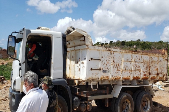 Caminhões são apreendidos após flagrados depositando resíduos em área pública