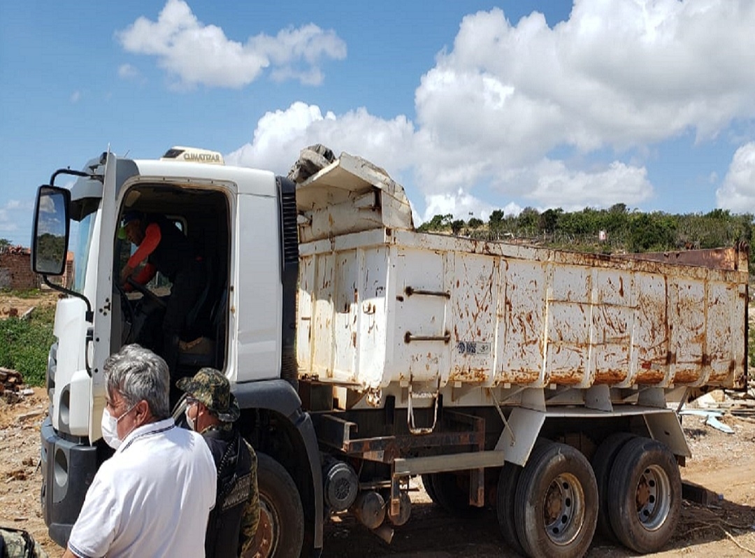 Caminhões são apreendidos após flagrados depositando resíduos em área pública