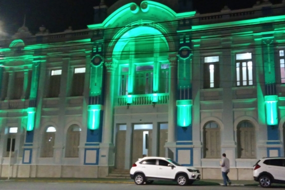 Prefeitura recebe iluminação especial para campanhas de conscientização