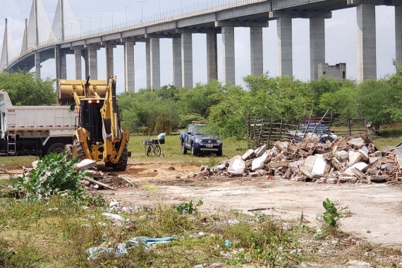 Prefeitura realiza demolição de construção irregular em área próxima à Ponte Newton Navarro