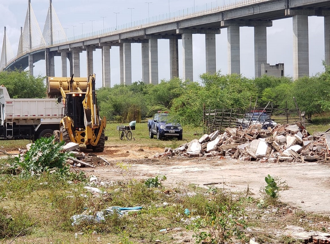 Prefeitura realiza demolição de construção irregular em área próxima à Ponte Newton Navarro