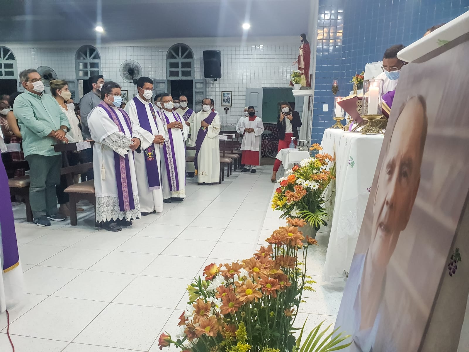 Missa de Padre Tiago é celebrada na Capela de Santa Cruz
